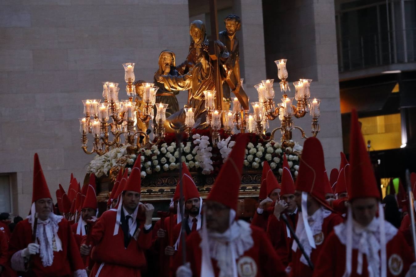 La multitudinaria procesión que partió de la parroquia de El Carmen convocó en la ciudad a miles de fieles para vibrar ante el cortejo más huertano