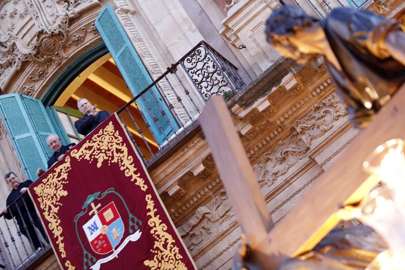 La multitudinaria procesión que partió de la parroquia de El Carmen convocó en la ciudad a miles de fieles para vibrar ante el cortejo más huertano