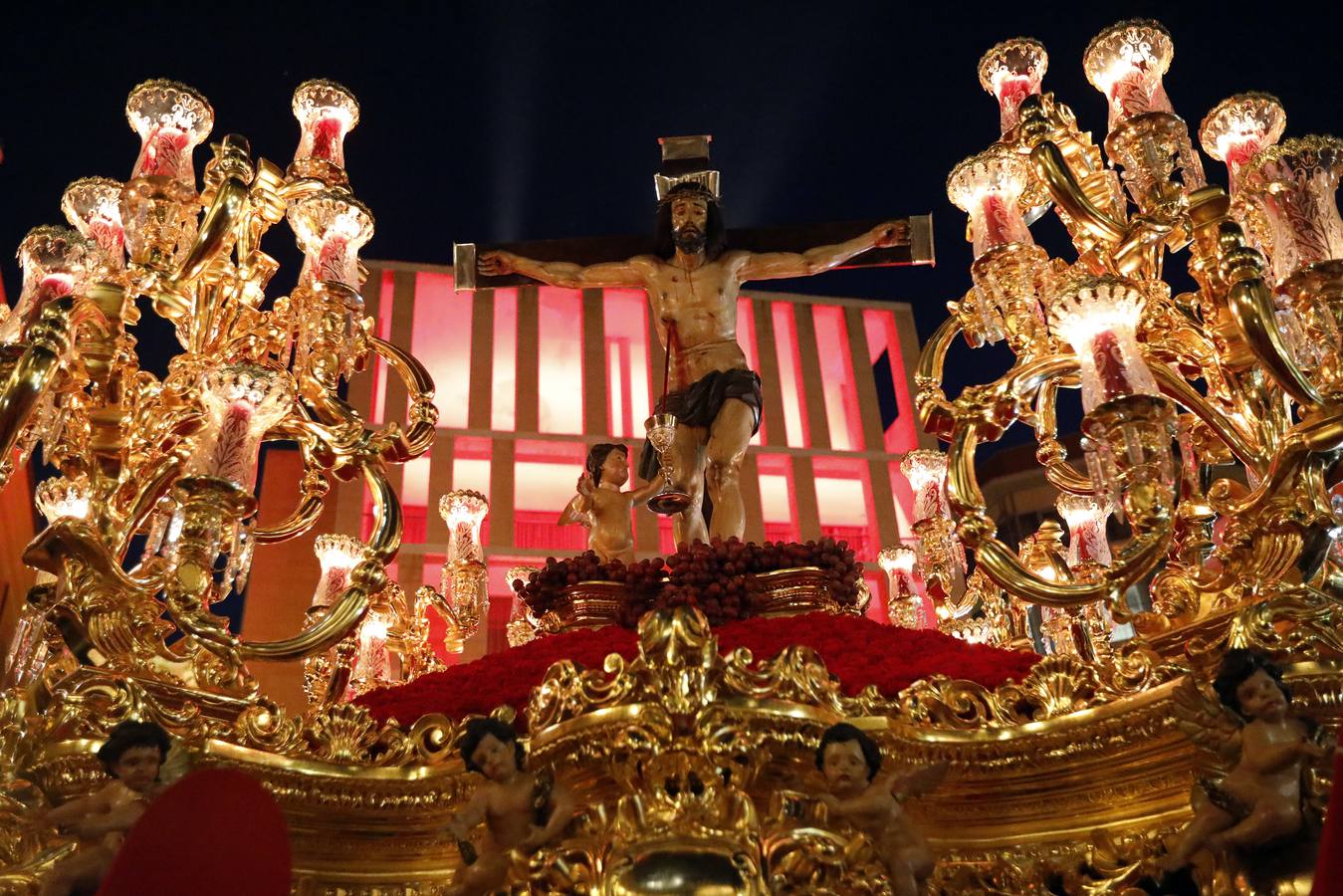 La multitudinaria procesión que partió de la parroquia de El Carmen convocó en la ciudad a miles de fieles para vibrar ante el cortejo más huertano