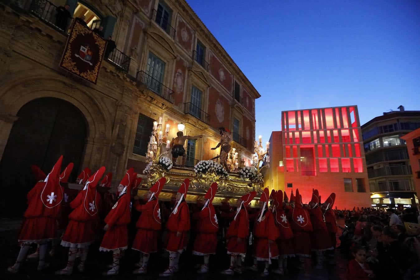 La multitudinaria procesión que partió de la parroquia de El Carmen convocó en la ciudad a miles de fieles para vibrar ante el cortejo más huertano