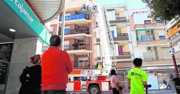 Susto en Jerónimo Santa Fe por la caída de cascotes