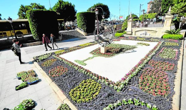 En La Glorieta se puede ver el homenaje a Ramón Gaya con la recreación de su famosa copa, con un par de claveles dentro. 