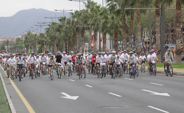 Participantes en una marcha ciclista por las calles de Murcia.