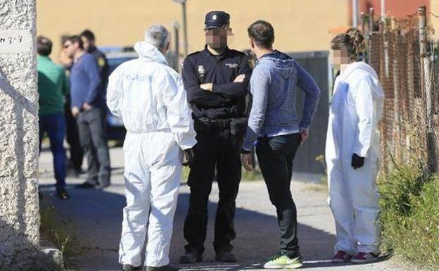 Agentes de la Policía Nacional en la vivienda donde fue apuñalado el hombre en Castellón.