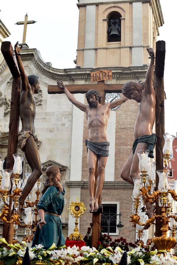 Los nazarenos portaron las imágenes por el centro de la ciudad