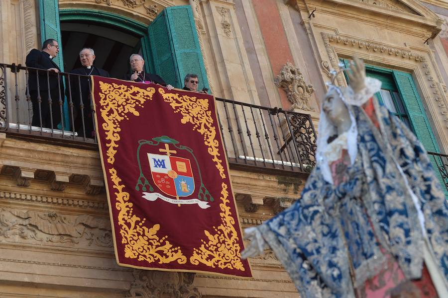 Las agradables temperaturas animaron a miles de personas a presenciar el cortejo. No faltaron autoridades como el presidente de la Comunidad, Fernando López Miras, o el obispo Lorca Planes