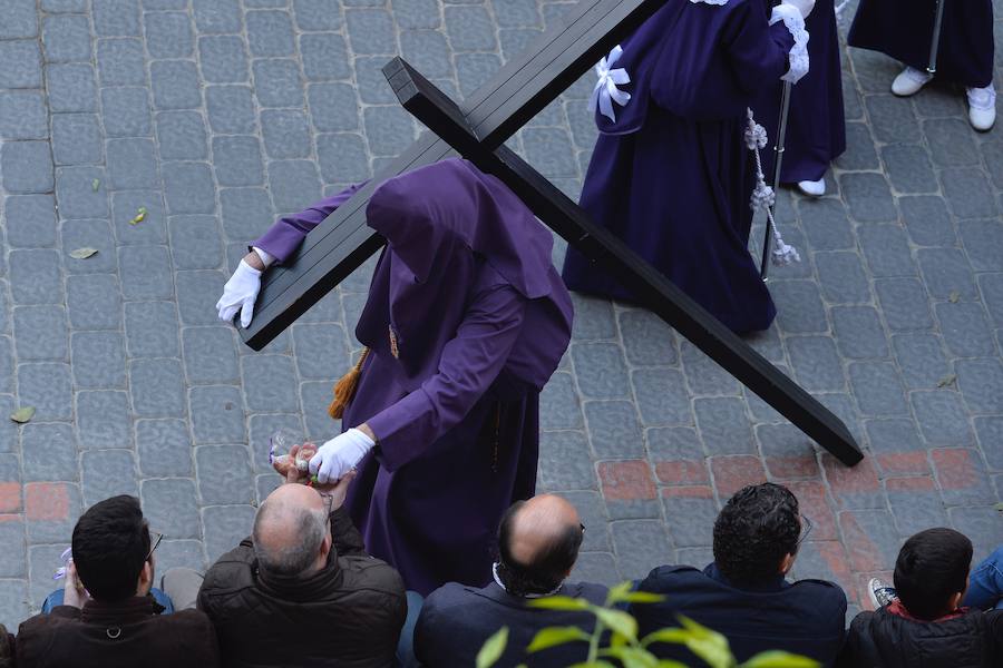 En una mañana de primavera, los nazarenos 'moraos' volvieron a convertir la ciudad de Murcia en un auténtico museo al aire libre. Las agradables temperaturas animaron a miles de personas a presenciar el cortejo.