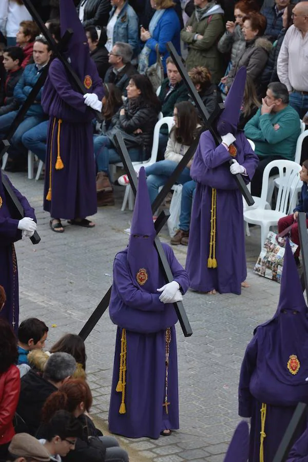 En una mañana de primavera, los nazarenos 'moraos' volvieron a convertir la ciudad de Murcia en un auténtico museo al aire libre. Las agradables temperaturas animaron a miles de personas a presenciar el cortejo.