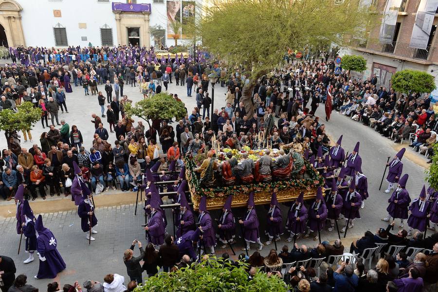 En una mañana de primavera, los nazarenos 'moraos' volvieron a convertir la ciudad de Murcia en un auténtico museo al aire libre. Las agradables temperaturas animaron a miles de personas a presenciar el cortejo.