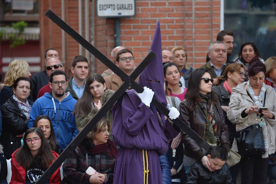 En una mañana de primavera, los nazarenos 'moraos' volvieron a convertir la ciudad de Murcia en un auténtico museo al aire libre. Las agradables temperaturas animaron a miles de personas a presenciar el cortejo.