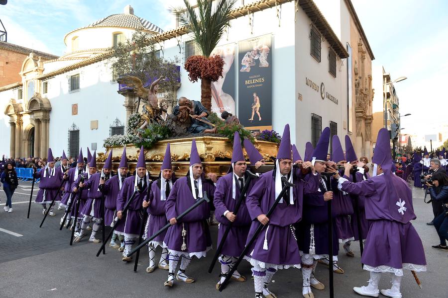 En una mañana de primavera, los nazarenos 'moraos' volvieron a convertir la ciudad de Murcia en un auténtico museo al aire libre. Las agradables temperaturas animaron a miles de personas a presenciar el cortejo.