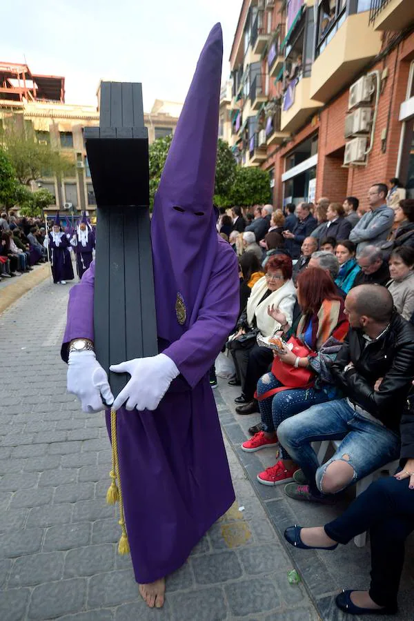 En una mañana de primavera, los nazarenos 'moraos' volvieron a convertir la ciudad de Murcia en un auténtico museo al aire libre. Las agradables temperaturas animaron a miles de personas a presenciar el cortejo.