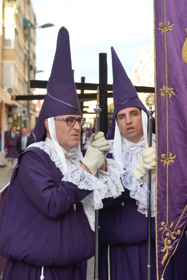 En una mañana de primavera, los nazarenos 'moraos' volvieron a convertir la ciudad de Murcia en un auténtico museo al aire libre. Las agradables temperaturas animaron a miles de personas a presenciar el cortejo.