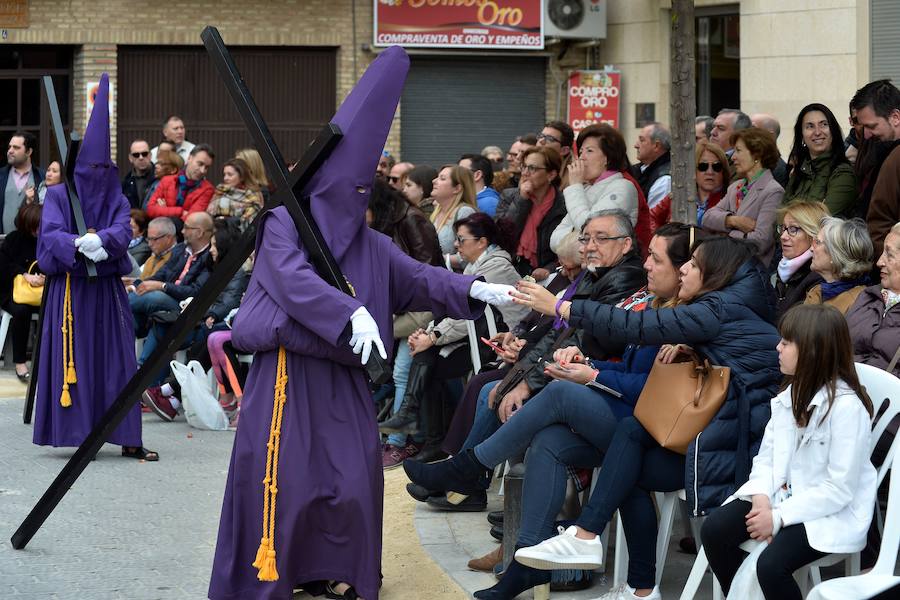 En una mañana de primavera, los nazarenos 'moraos' volvieron a convertir la ciudad de Murcia en un auténtico museo al aire libre. Las agradables temperaturas animaron a miles de personas a presenciar el cortejo.