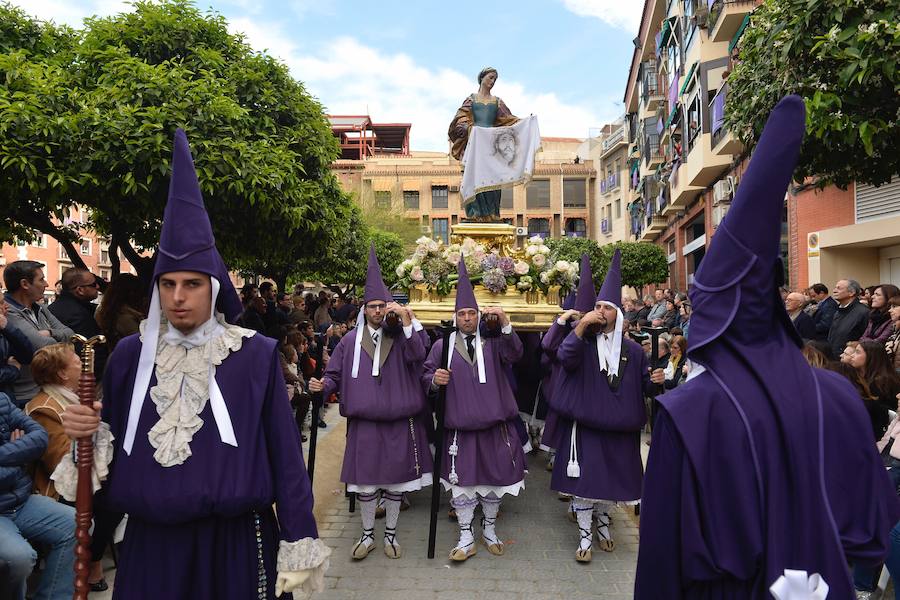 En una mañana de primavera, los nazarenos 'moraos' volvieron a convertir la ciudad de Murcia en un auténtico museo al aire libre. Las agradables temperaturas animaron a miles de personas a presenciar el cortejo.