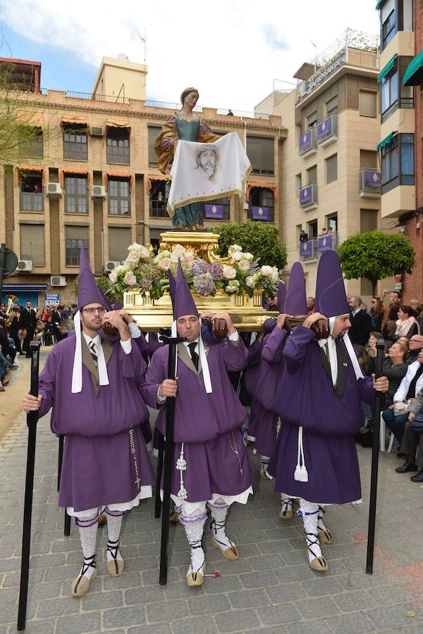 En una mañana de primavera, los nazarenos 'moraos' volvieron a convertir la ciudad de Murcia en un auténtico museo al aire libre. Las agradables temperaturas animaron a miles de personas a presenciar el cortejo.