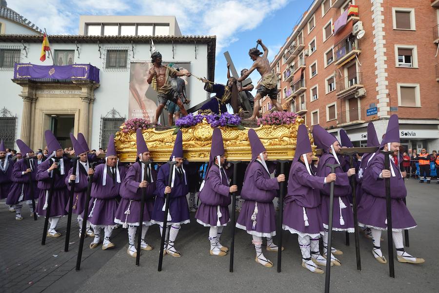 En una mañana de primavera, los nazarenos 'moraos' volvieron a convertir la ciudad de Murcia en un auténtico museo al aire libre. Las agradables temperaturas animaron a miles de personas a presenciar el cortejo.