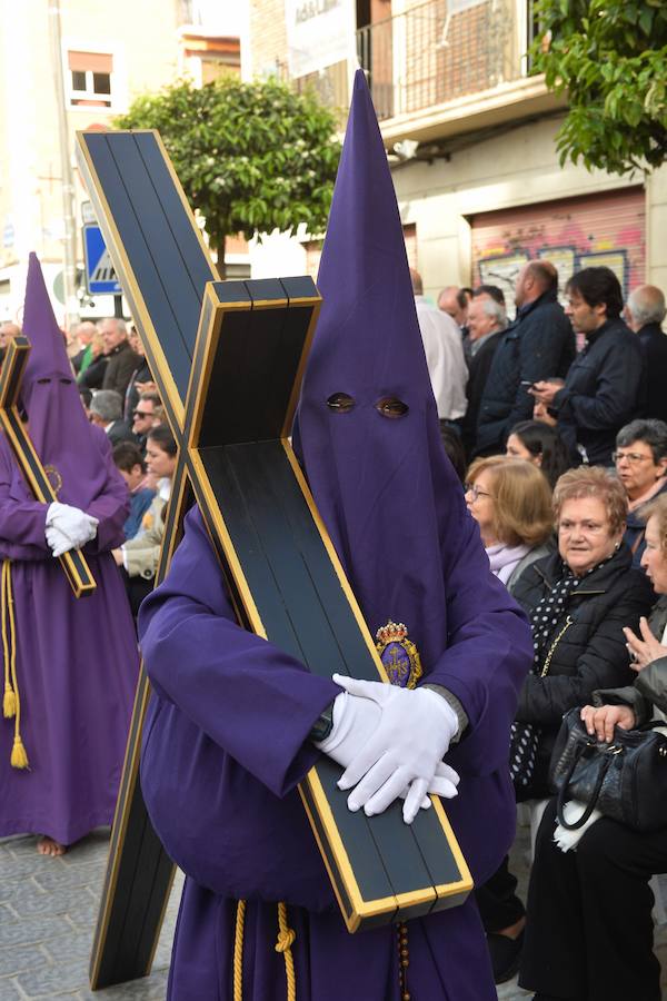 En una mañana de primavera, los nazarenos 'moraos' volvieron a convertir la ciudad de Murcia en un auténtico museo al aire libre. Las agradables temperaturas animaron a miles de personas a presenciar el cortejo.