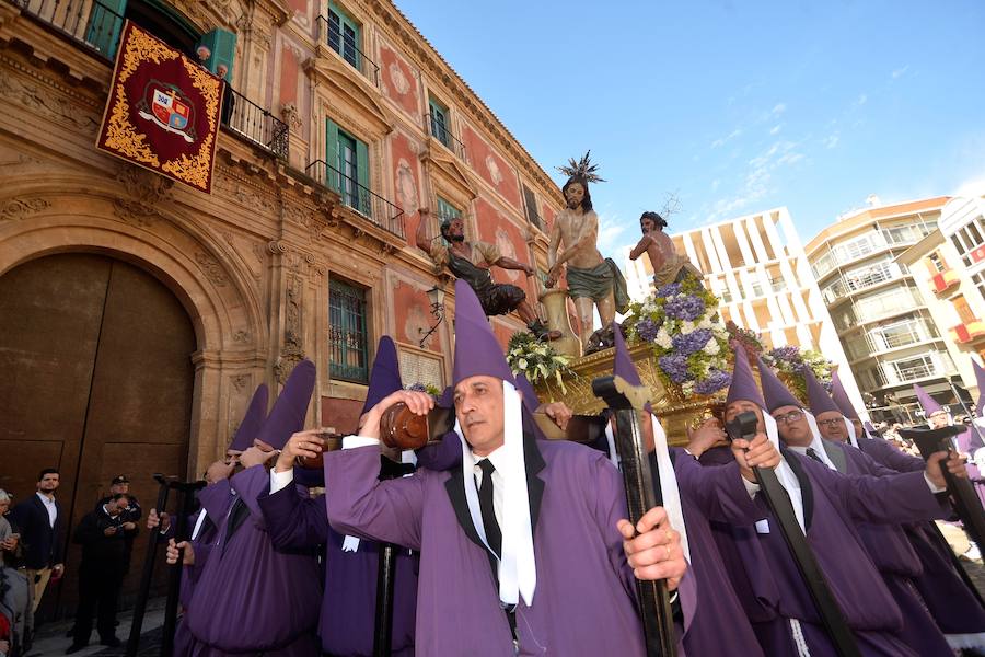 En una mañana de primavera, los nazarenos 'moraos' volvieron a convertir la ciudad de Murcia en un auténtico museo al aire libre. Las agradables temperaturas animaron a miles de personas a presenciar el cortejo.