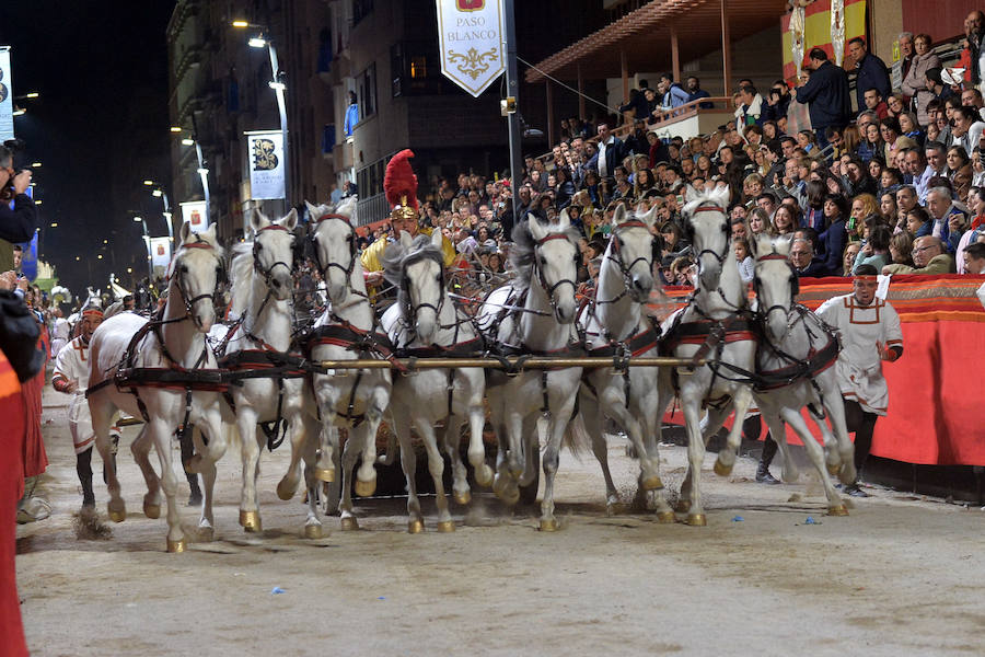 Los azules sacaron siete carros de seis caballos y los blancos tres de ocho, uno de seis, otro de cinco y dos más de guerra