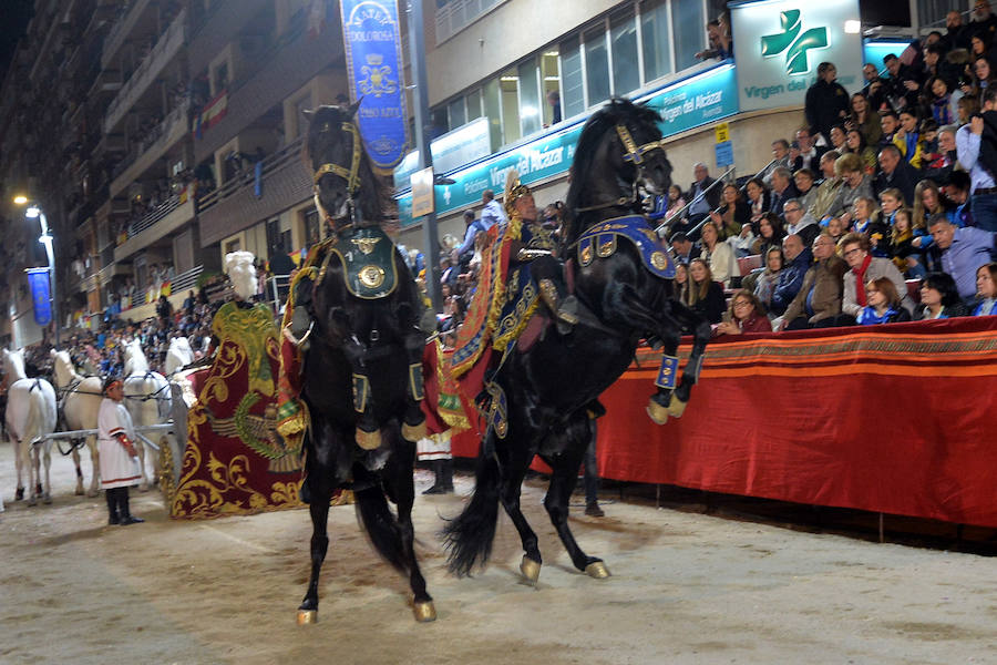 Los azules sacaron siete carros de seis caballos y los blancos tres de ocho, uno de seis, otro de cinco y dos más de guerra