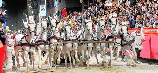 Uno de los carros del Paso Blanco, del grupo de los emperadores romanos, que desfiló por la carrera al galope tirado por ocho caballos.