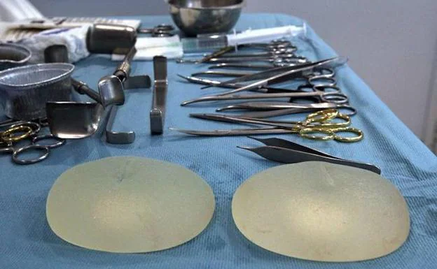 Dos prótesis mamarias, listas para ser implantadas. 
