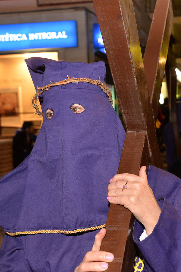 La imagen titular del Paso Morado cerró el cortejo con la cruz a cuestas camino de la muerte