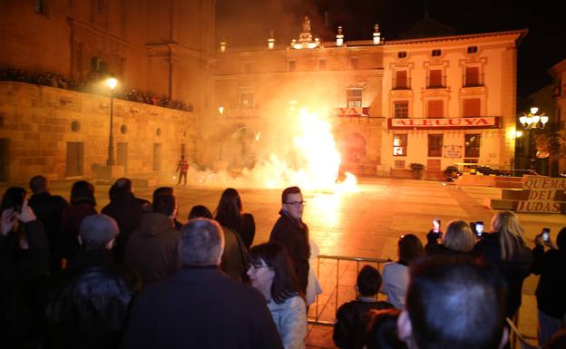 La ‘quema del Judas’ y la procesión de la Encarnación anuncian la Resurrección
