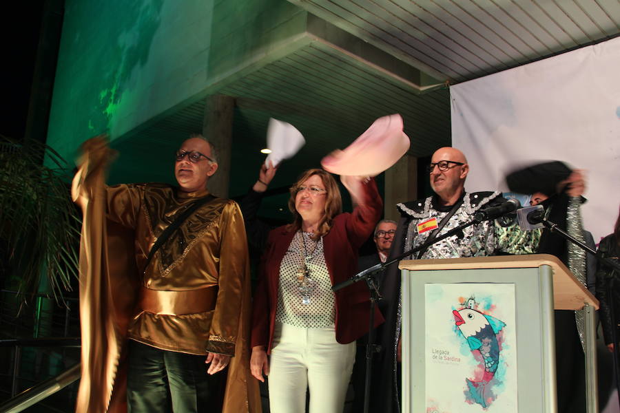 Llega a San Pedro del Pinatar a bordo de un dragón-boat tripulado por el equipo BCS Flamenco Rosa, compuesto por mujeres de la localidad que han superado un cáncer. Las calles de la localidad acogen después un pasacalles