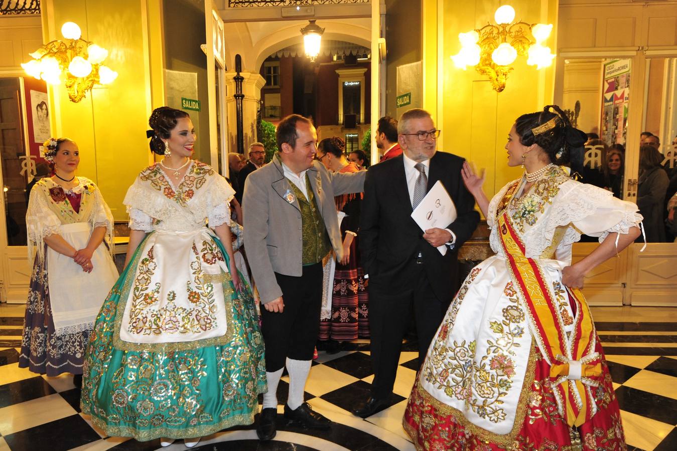 El periodista Alberto Castillo leyó el pregón de las Fiestas de Primavera, en el que dio protagonismo al río y a la torre de la Catedral Las Reinas de la Huerta 2018, Laura Navarro Lizán y la niña Alba Ros Ruiz, fueron coronadas de azahar