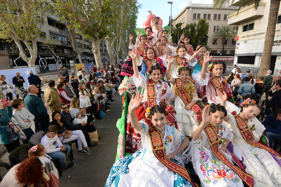 Un total de 300 personas y 17 grupos participaron en la tarde de este domingo en el cortejo de los pequeños huertanos, aperitivo del gran desfile del próximo martes