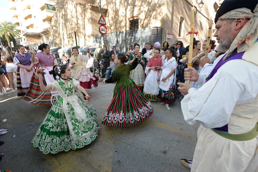 Un total de 300 personas y 17 grupos participaron en la tarde de este domingo en el cortejo de los pequeños huertanos, aperitivo del gran desfile del próximo martes