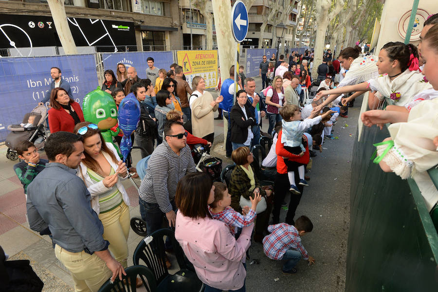 Un total de 300 personas y 17 grupos participaron en la tarde de este domingo en el cortejo de los pequeños huertanos, aperitivo del gran desfile del próximo martes