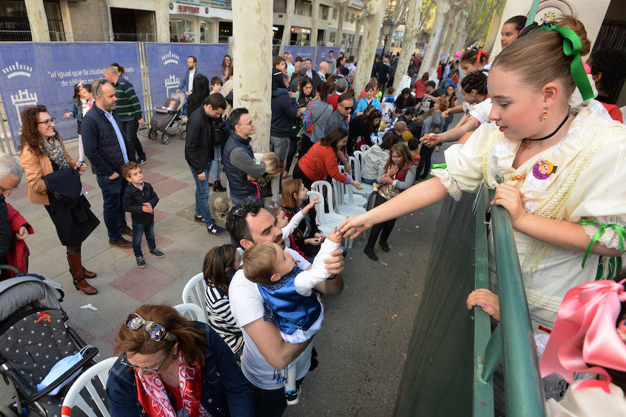 Un total de 300 personas y 17 grupos participaron en la tarde de este domingo en el cortejo de los pequeños huertanos, aperitivo del gran desfile del próximo martes