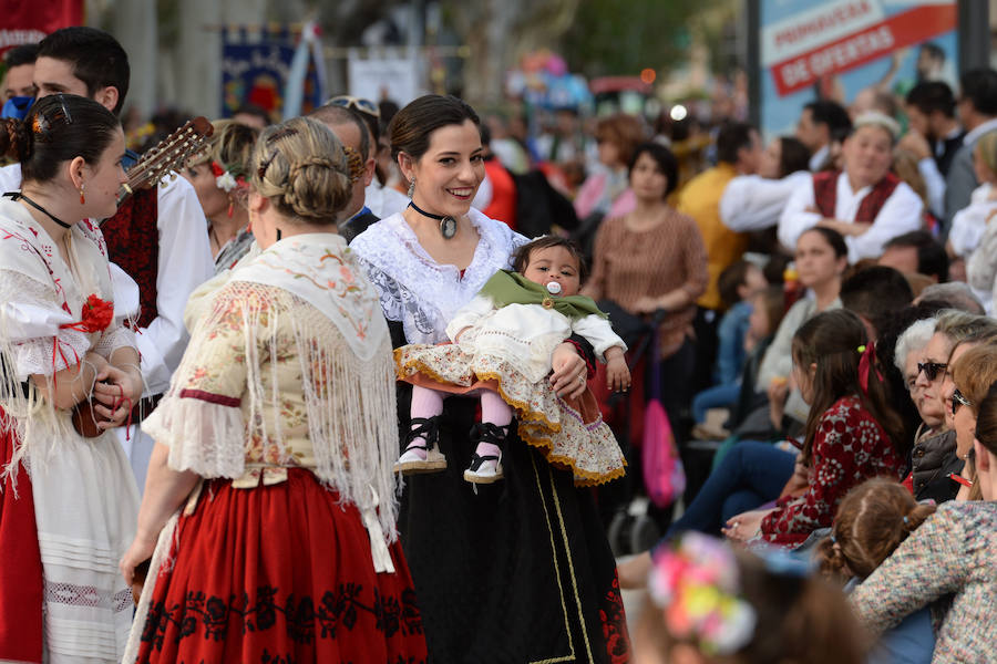 Un total de 300 personas y 17 grupos participaron en la tarde de este domingo en el cortejo de los pequeños huertanos, aperitivo del gran desfile del próximo martes