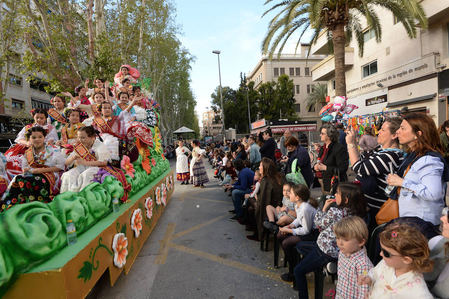 Un total de 300 personas y 17 grupos participaron en la tarde de este domingo en el cortejo de los pequeños huertanos, aperitivo del gran desfile del próximo martes