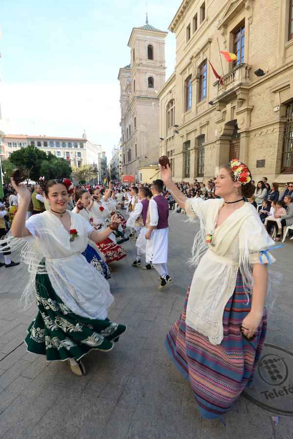 Un total de 300 personas y 17 grupos participaron en la tarde de este domingo en el cortejo de los pequeños huertanos, aperitivo del gran desfile del próximo martes