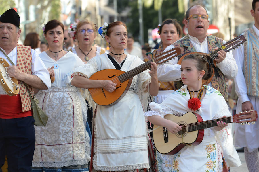 Un total de 300 personas y 17 grupos participaron en la tarde de este domingo en el cortejo de los pequeños huertanos, aperitivo del gran desfile del próximo martes