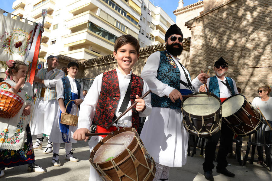 Un total de 300 personas y 17 grupos participaron en la tarde de este domingo en el cortejo de los pequeños huertanos, aperitivo del gran desfile del próximo martes