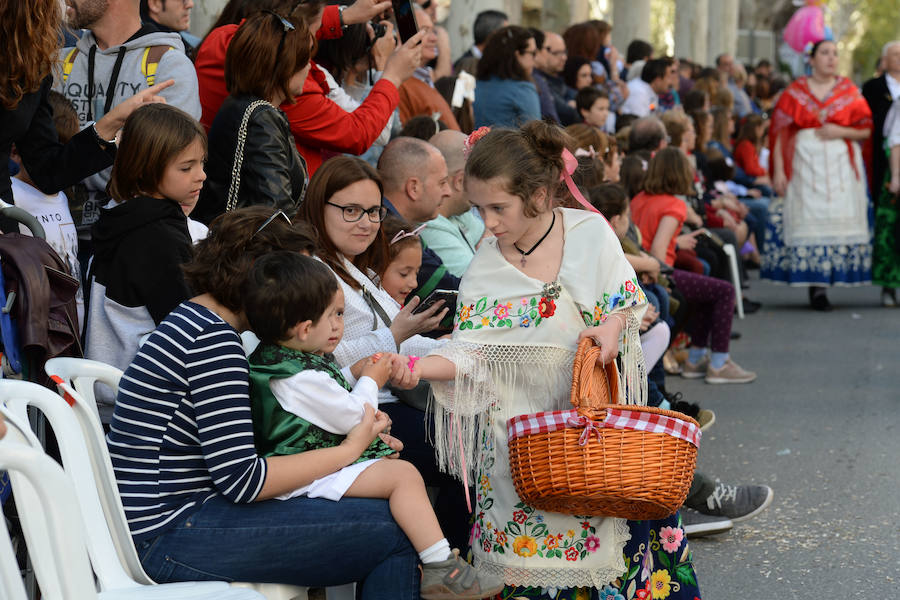 Un total de 300 personas y 17 grupos participaron en la tarde de este domingo en el cortejo de los pequeños huertanos, aperitivo del gran desfile del próximo martes