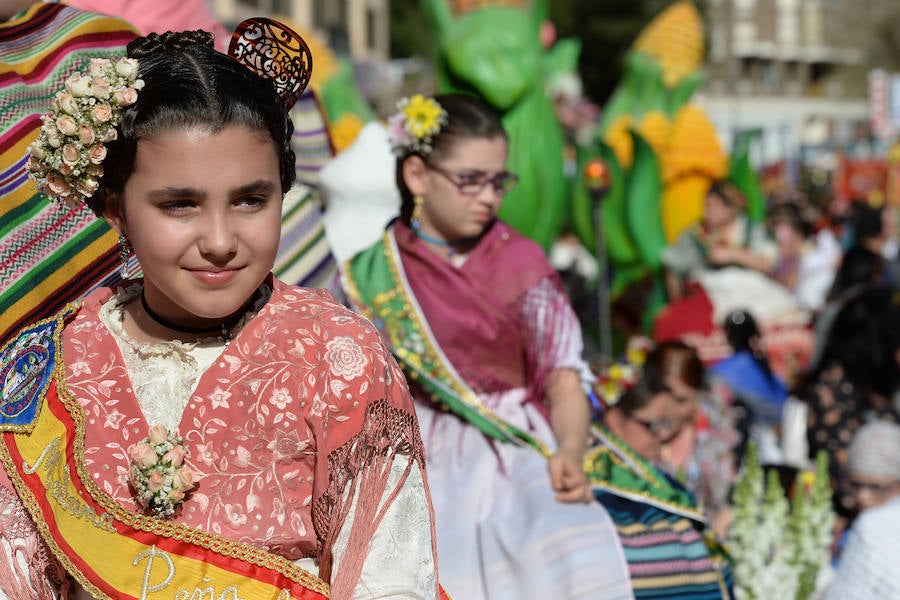 Un total de 300 personas y 17 grupos participaron en la tarde de este domingo en el cortejo de los pequeños huertanos, aperitivo del gran desfile del próximo martes