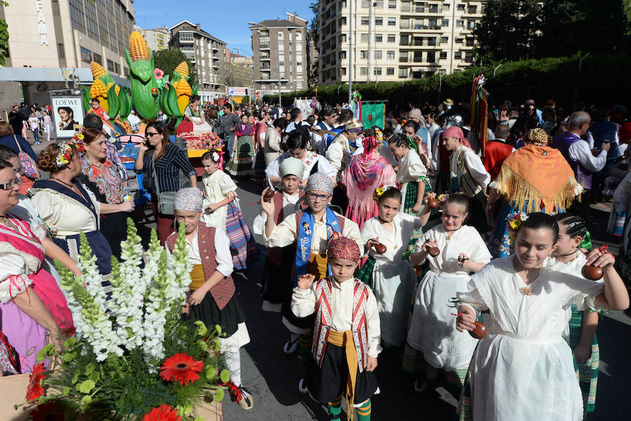 Un total de 300 personas y 17 grupos participaron en la tarde de este domingo en el cortejo de los pequeños huertanos, aperitivo del gran desfile del próximo martes