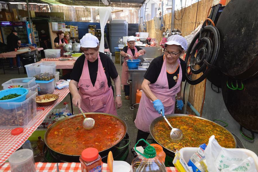 Los ventorrillos se encuentran en funcionamiento desde el mediodía de este Domingo de Resurrección. Las peñas huertanas aplican este año una subida de entre 10 y 50 céntimos en las bebidas y redondean el paparajote a 1 euro