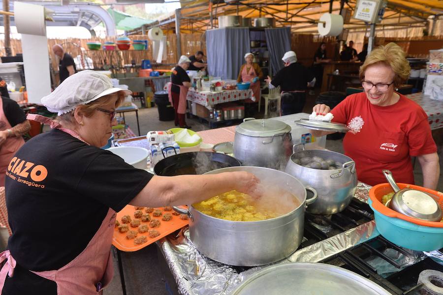 Los ventorrillos se encuentran en funcionamiento desde el mediodía de este Domingo de Resurrección. Las peñas huertanas aplican este año una subida de entre 10 y 50 céntimos en las bebidas y redondean el paparajote a 1 euro