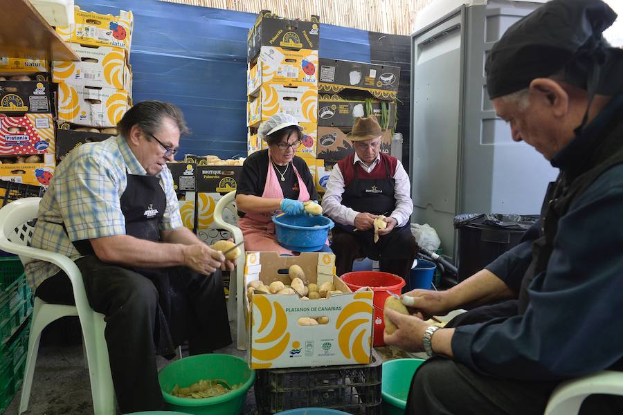 Los ventorrillos se encuentran en funcionamiento desde el mediodía de este Domingo de Resurrección. Las peñas huertanas aplican este año una subida de entre 10 y 50 céntimos en las bebidas y redondean el paparajote a 1 euro