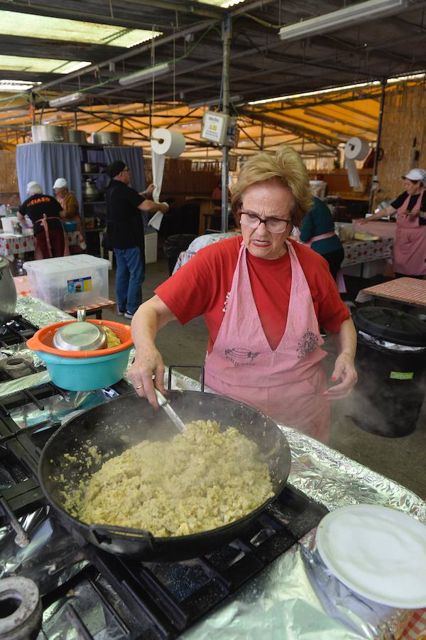 Los ventorrillos se encuentran en funcionamiento desde el mediodía de este Domingo de Resurrección. Las peñas huertanas aplican este año una subida de entre 10 y 50 céntimos en las bebidas y redondean el paparajote a 1 euro