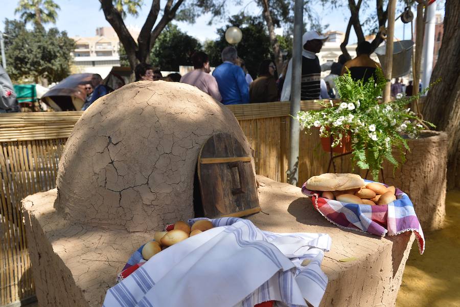 Los ventorrillos se encuentran en funcionamiento desde el mediodía de este Domingo de Resurrección. Las peñas huertanas aplican este año una subida de entre 10 y 50 céntimos en las bebidas y redondean el paparajote a 1 euro