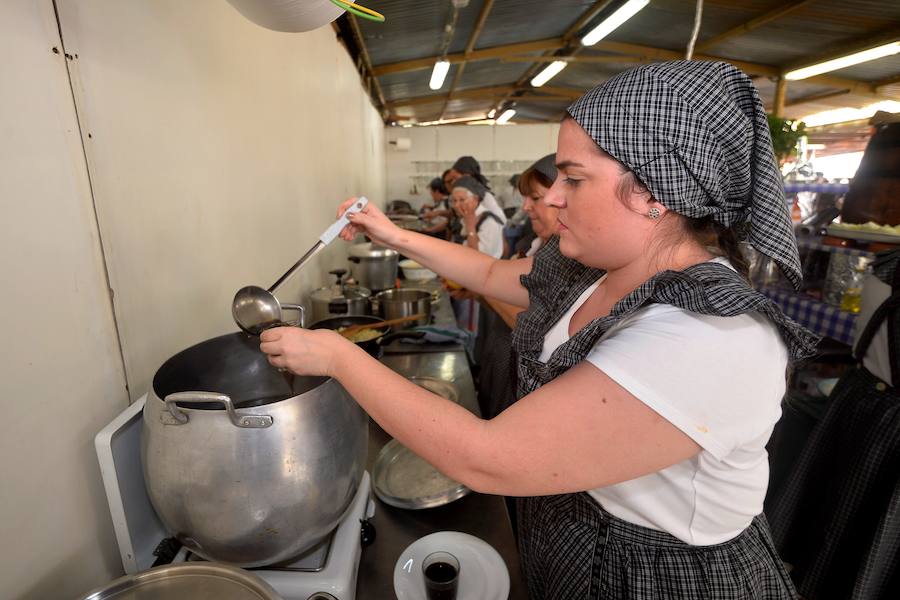 Los ventorrillos se encuentran en funcionamiento desde el mediodía de este Domingo de Resurrección. Las peñas huertanas aplican este año una subida de entre 10 y 50 céntimos en las bebidas y redondean el paparajote a 1 euro