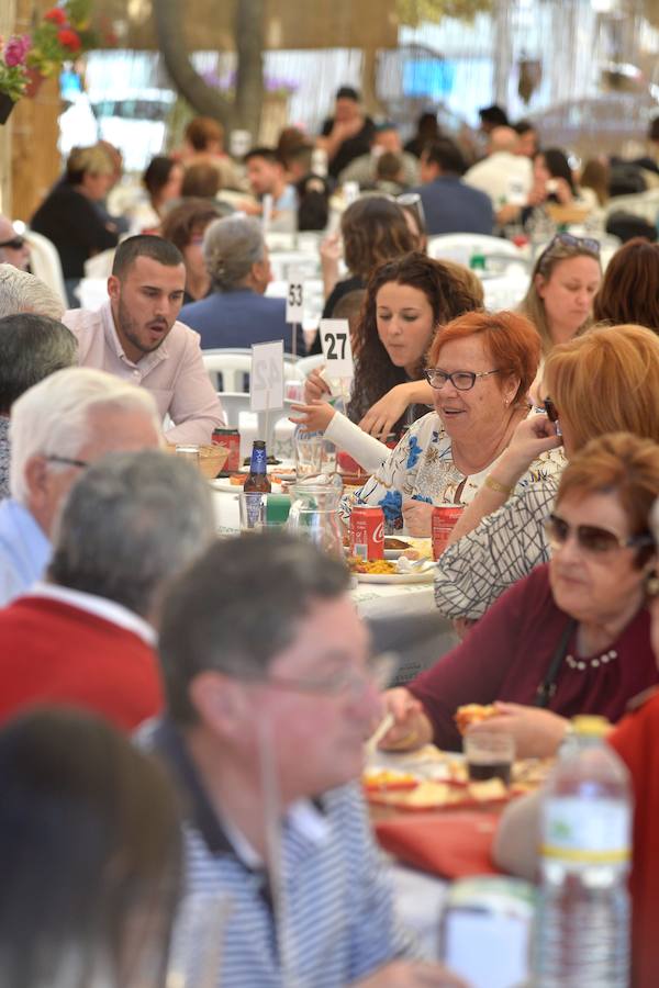 Los ventorrillos se encuentran en funcionamiento desde el mediodía de este Domingo de Resurrección. Las peñas huertanas aplican este año una subida de entre 10 y 50 céntimos en las bebidas y redondean el paparajote a 1 euro